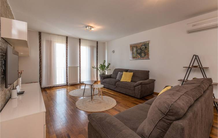 Spacieux, à 2 km de la plage : piscine, Wi-Fi, terrasse et parking inclus ! in Biograd na Moru, Région de Zadar
