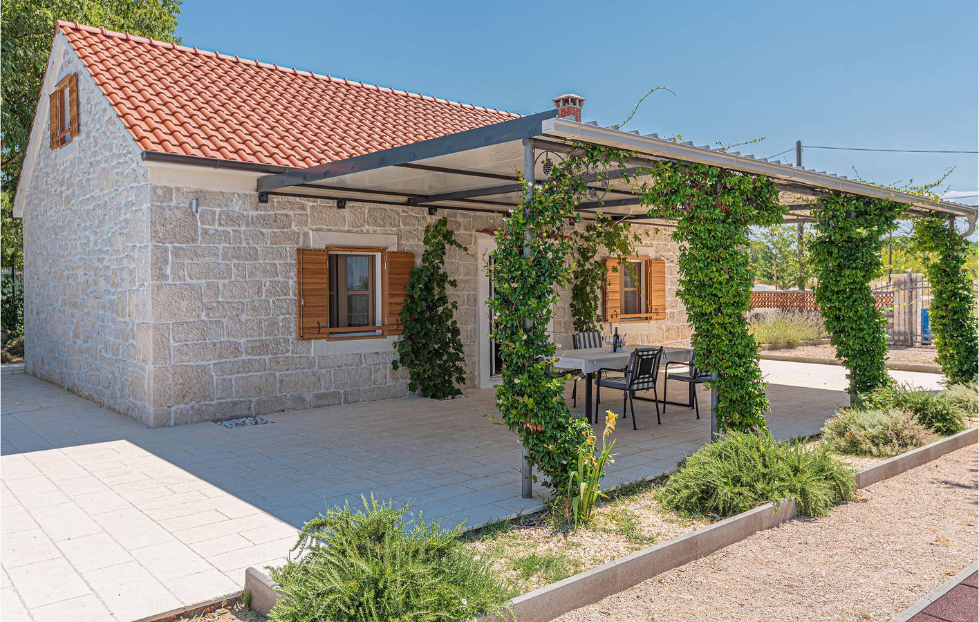 Holiday home for 6 people with terrace in Dalmatian Zagora