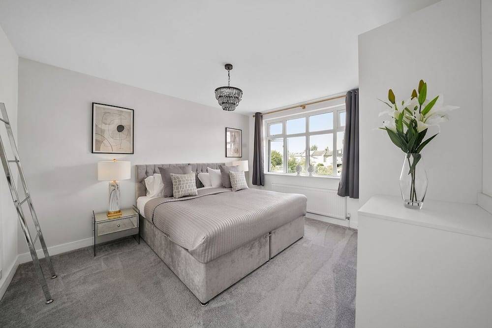 A stunning five-bedroom home located in the heart of Windsor driveway parking! in Windsor, Berkshire
