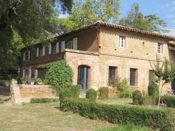 Gîte pour 10 personnes, avec vue ainsi que piscine et jardin à Azas