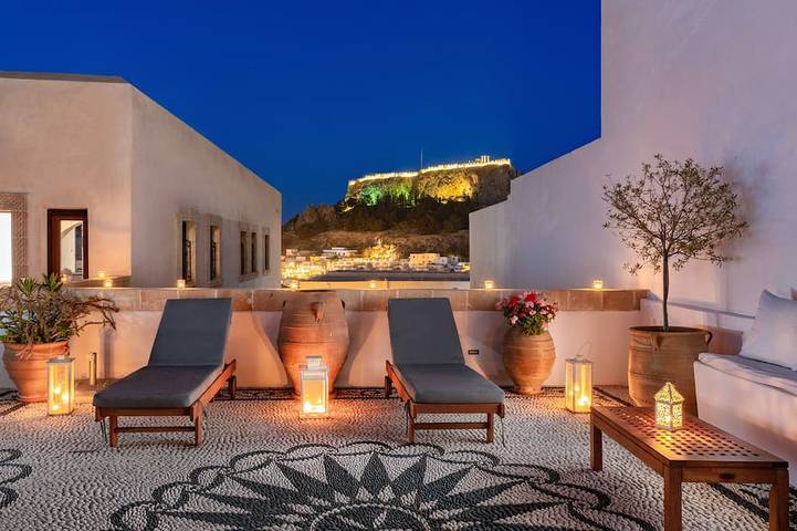 Villa for 6 people, with terrace and hot tub as well as garden in Lindos