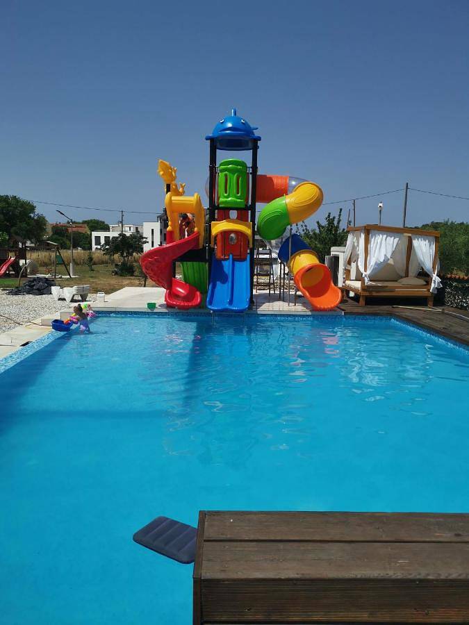 Camping per 2 persone, con giardino e panorama nonché piscina in Croazia