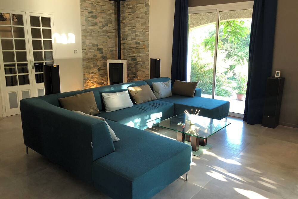Charming house that sleeps 10—luxury—with a pool and air conditioning in Barjols, Brignoles Region