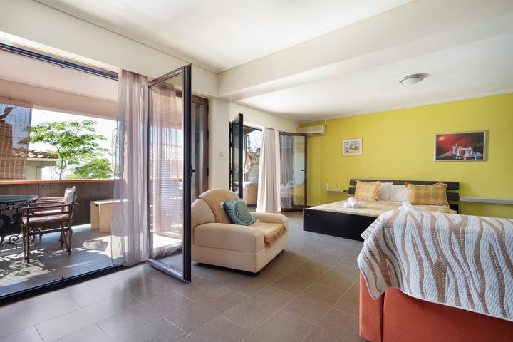 Entire studio, Studio Apartment 'Tajo Suite' with Sea View, Wi-Fi and Air Conditioning in Greece