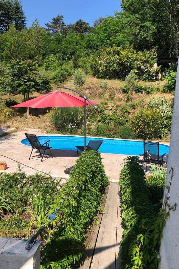 Location de vacances pour 9 personnes, avec jardin ainsi que vue et piscine à Oullins - 2