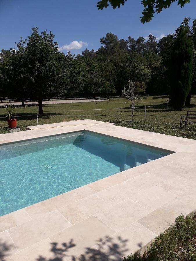 Chambre d’hôte pour 2 personnes, avec Terrasse et Jardin ainsi que Piscine et Vue