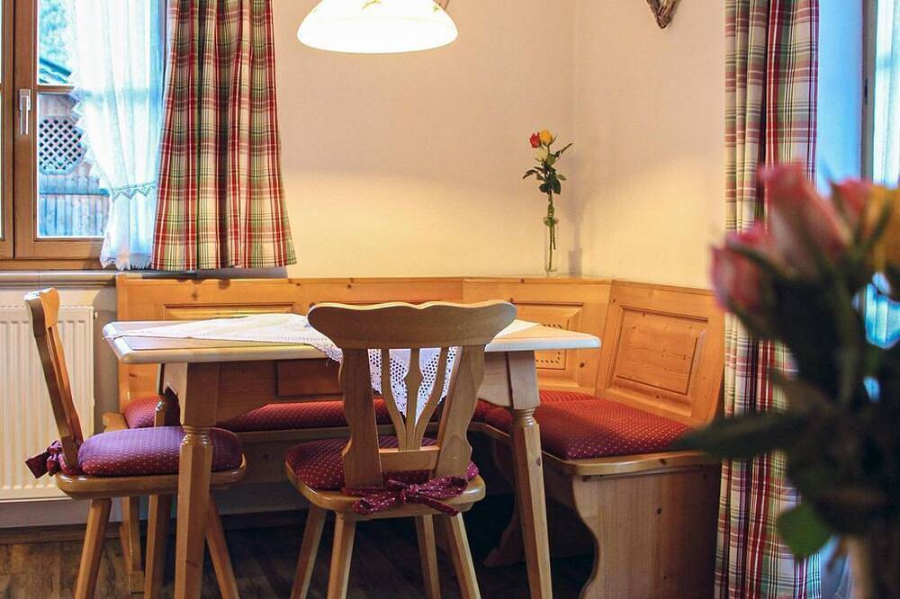 \"Edelweiß\" - Ferienwohnung/2 Schlafräume/Dusche,Wc - Braun, Landhaus in Mittenwald, Bayerische Alpen