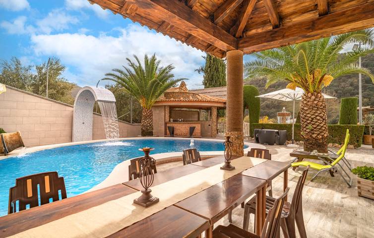 Acogedor apartamento con piscina, aire acondicionado y parrilla cerca del río y restaurante in Algarinejo, Provincia de Granada