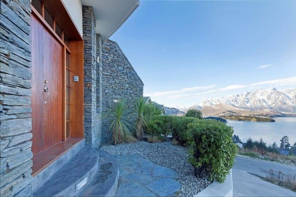 Atemberaubende Aussicht auf den See und die Berge in Queenstown, Otago