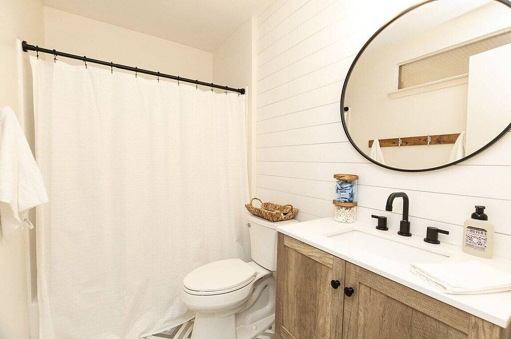 Bright Cove Bungalow- Charming & Luxe Waterfront home located on Lake Travis in Lakeway, Lake Travis