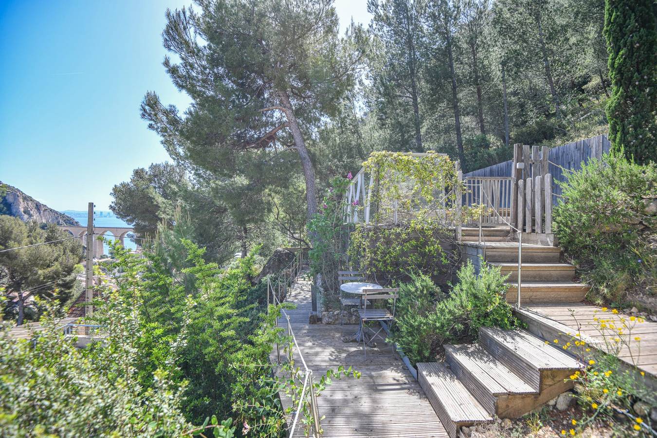 La Maison Bleue - Cabanon avec piscine et parking in Le Rove, Costa mediterránea (Francia)