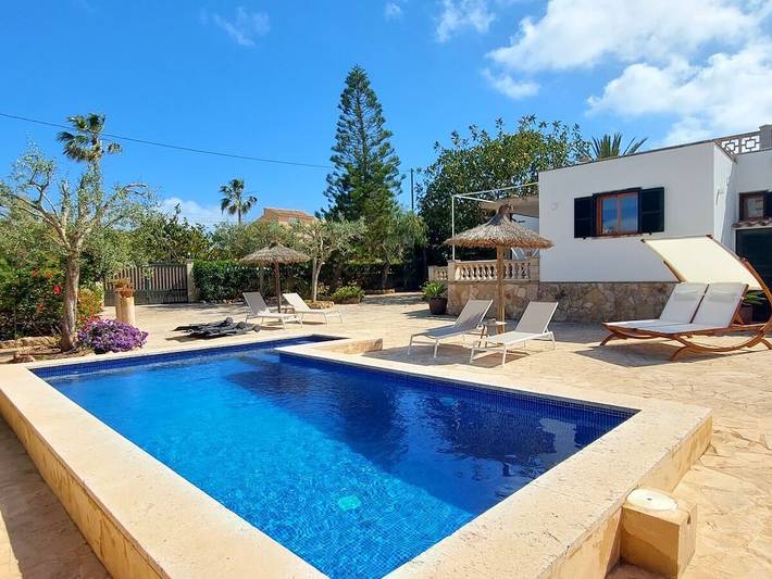 Ferienhaus für 6 Personen, mit Terrasse und Garten sowie Pool in Cala Llombards