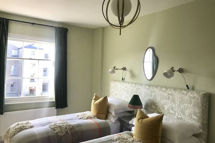 Entire apartment, A Beautiful Grade II regency property with parking in Cheltenham, Gloucestershire