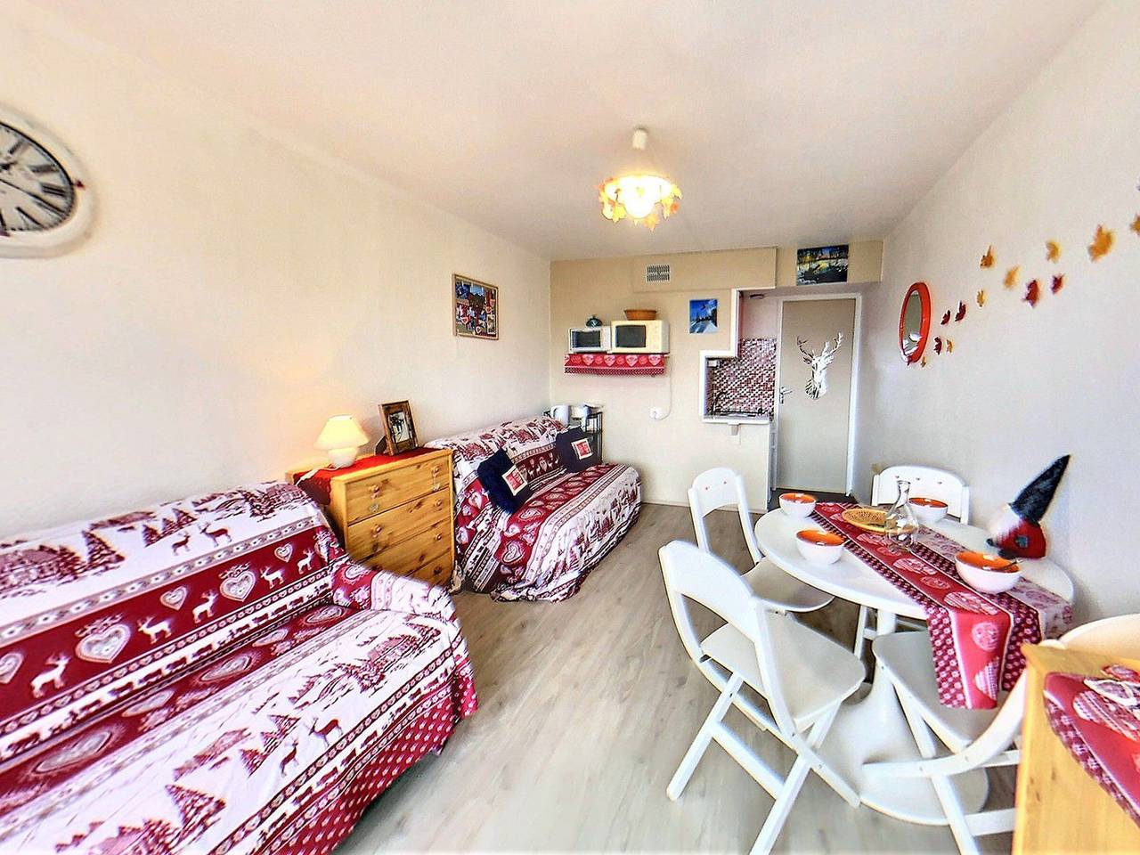 Studio entier, Studio confortable au pied des pistes avec balcon et Wifi gratuit in Le Corbier, Villarembert