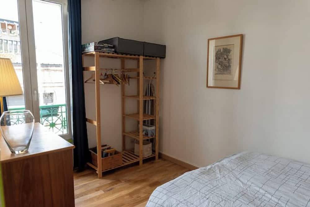 Entire apartment, Comfortable two-room apartment just outside Paris. in Bagnolet, Seine-Saint-Denis