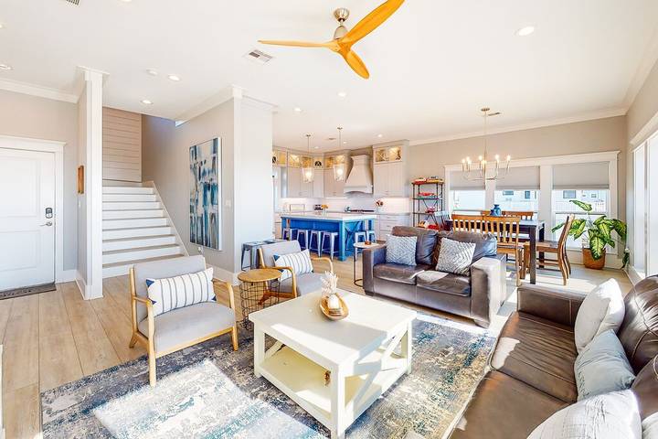 Vacation house for 16 people, with balcony and yard in Galveston