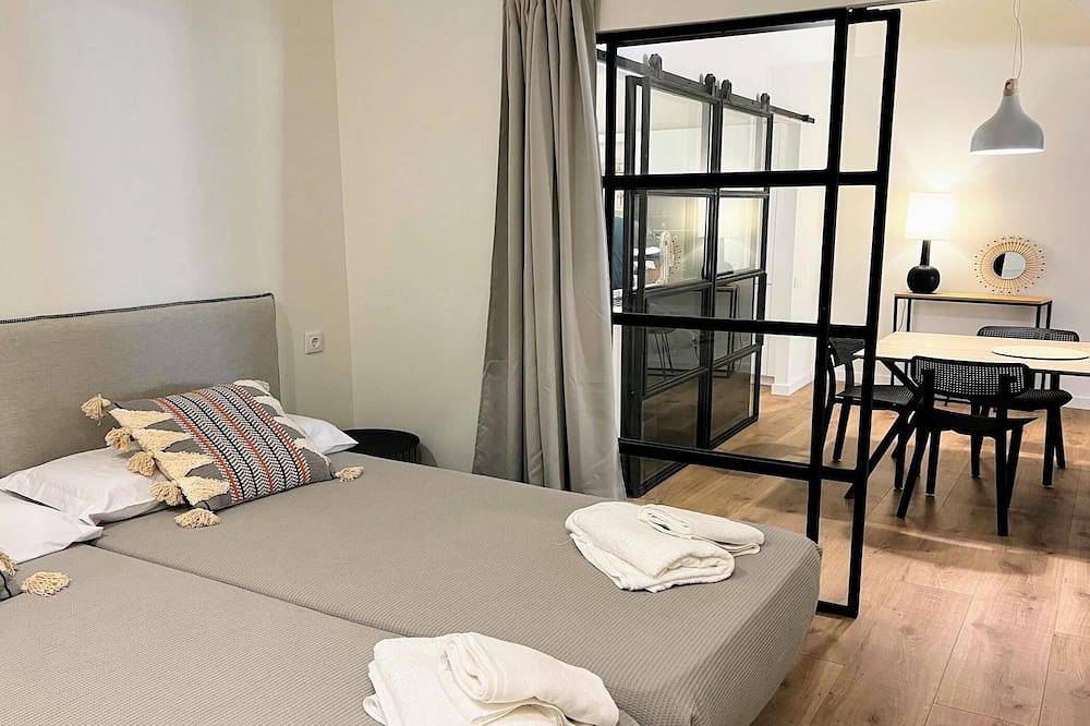 Entire apartment, Charming ground floor 200m beach and train in Sant Pol de Mar, Costa del Maresme