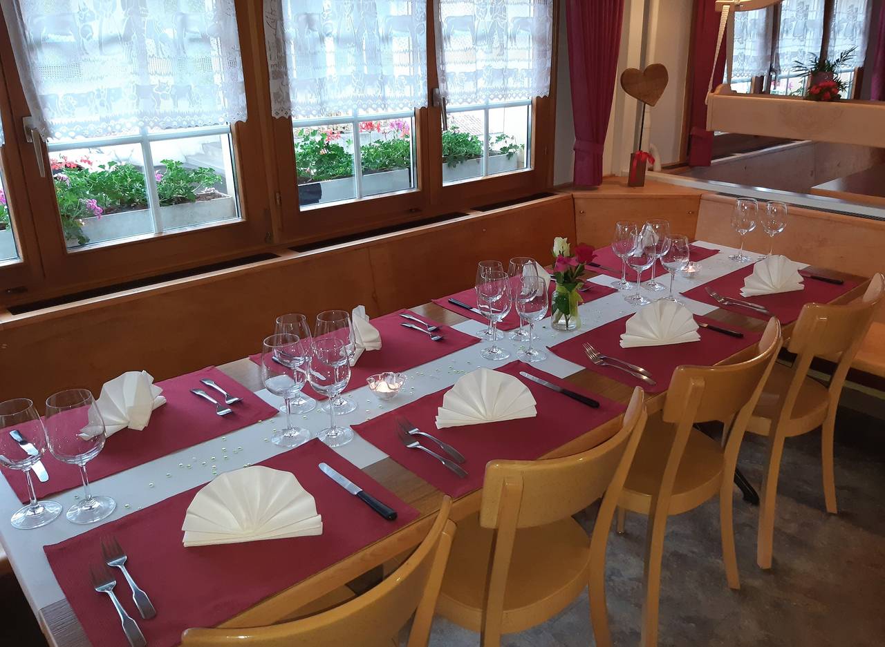 Gasthaus Gemsli - Doppelzimmer mit Zustellbett in Neu St. Johann, Nesslau