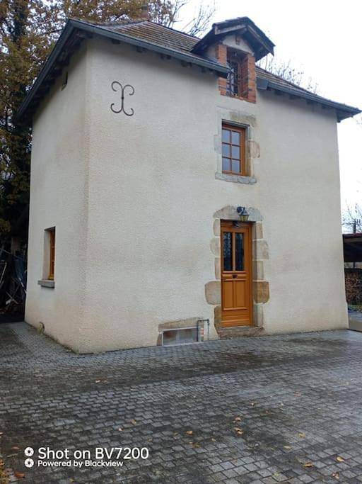 Gîte pour 5 personnes, avec jardin dans Charnat