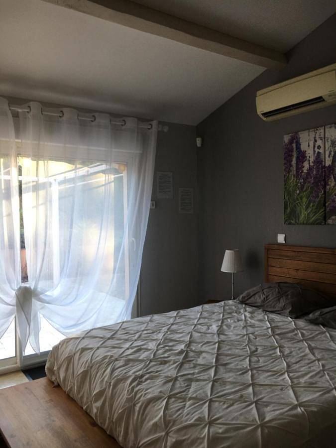 Location de vacances pour 2 personnes, avec terrasse ainsi que vue et jardin à Alleins - 2