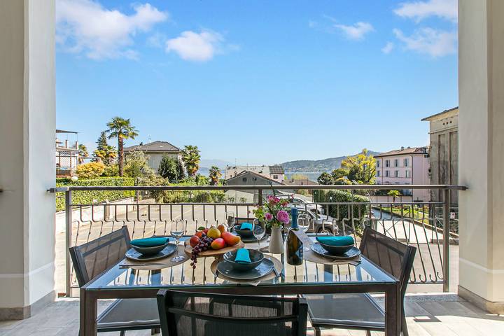 Appartamento per 5 persone, con Terrazza e Piscina per bambini nonché Vista lago in Provincia di Novara