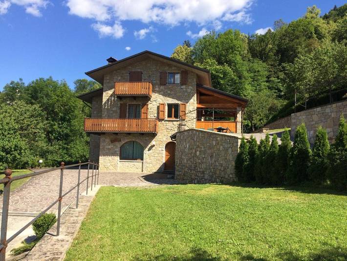 Location de vacances pour 2 personnes, avec jacuzzi ainsi que sauna et jardin à Zogno