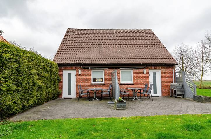 Entire apartment, Holiday Apartment "Nordsee 1" with Shared Terrace, Shared Garden & Wi-Fi in Hooksiel, Wangerland