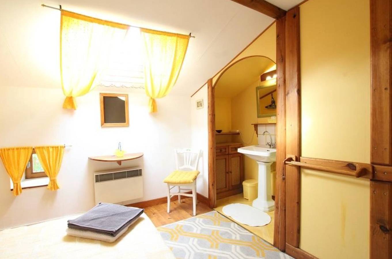 Habitación de huéspedes «Tournesols» con terraza y jardín compartidos y Wi-Fi in Polignac, Alto Loira