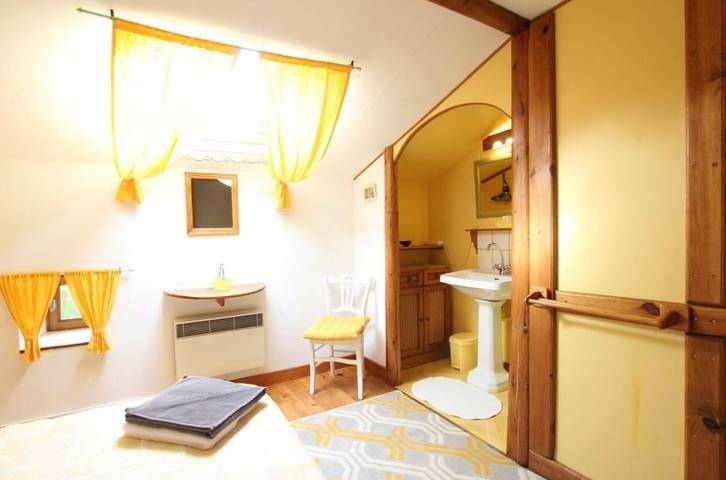 Chambre d'hôtes « Chambre Tournesols » avec terrasse partagée, jardin partagé et Wi-Fi in Polignac, Haute-Loire