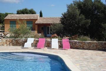 Location de vacances pour 5 personnes, avec terrasse et jardin à Entrecasteaux