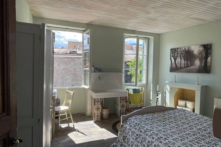A Spacious 18th‑Century Townhouse with Roof Terrace & Mountain Views—Sleeps 10 in Prades, Prades region