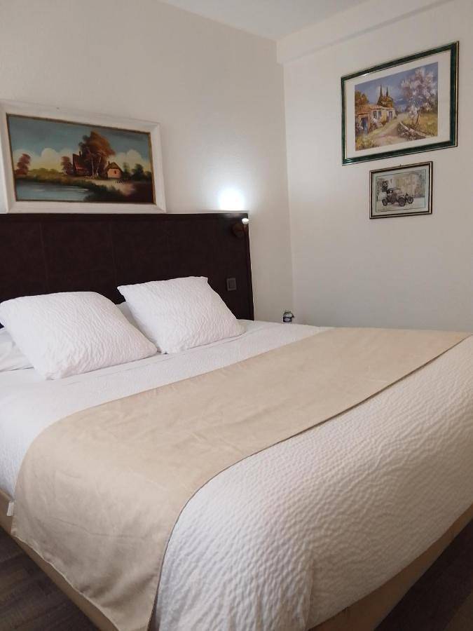 Hôtel pour 3 personnes, avec Terrasse ainsi que Jardin et Vue à Donzère