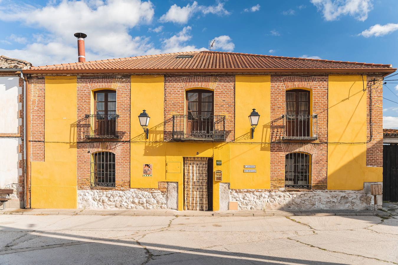 Ferienhaus 'Laguna Herrera' mit privatem Pool, privatem Garten und Wlan in Campo de Cuéllar, Cuéllar