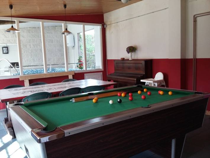 « Casa De Piñeiro » avec vue sur la montagne, piscine privée et jacuzzi en option in Morlán, Trazo