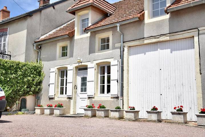 Gîte pour 2 personnes, avec jardin ainsi que vue et terrasse à Auxy
