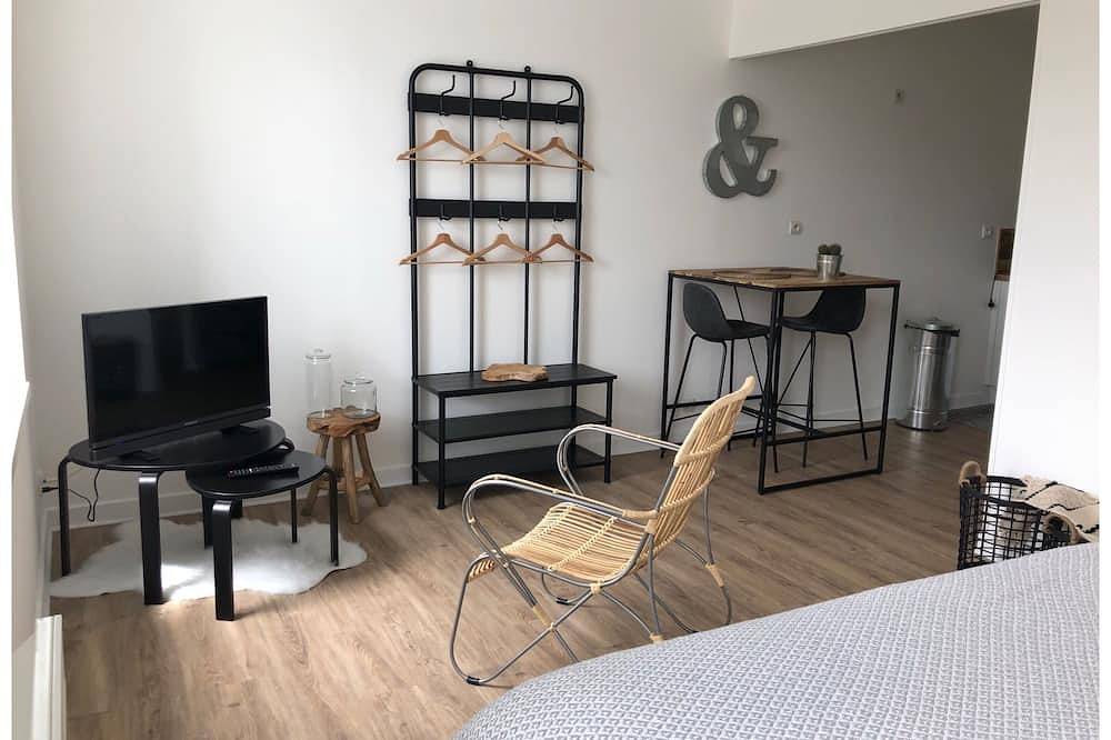 Entire apartment, Charming Studio Facing the Port and 100 m from the beach in Binic, Côte de Goëlo