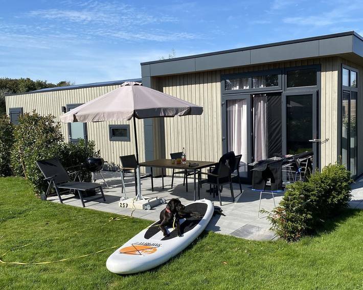 Ferienhaus für 4 Personen, mit Balkon/Terrasse und Terrasse sowie Garten und Seeblick in Enkhuizen, Holländische Küste