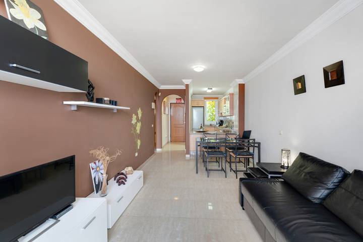 Apartamento entero, Apartamento de vacaciones 'The Sunset' con piscina compartida, Wi-Fi y aire acondicionado in Adeje, Tenerife Sur