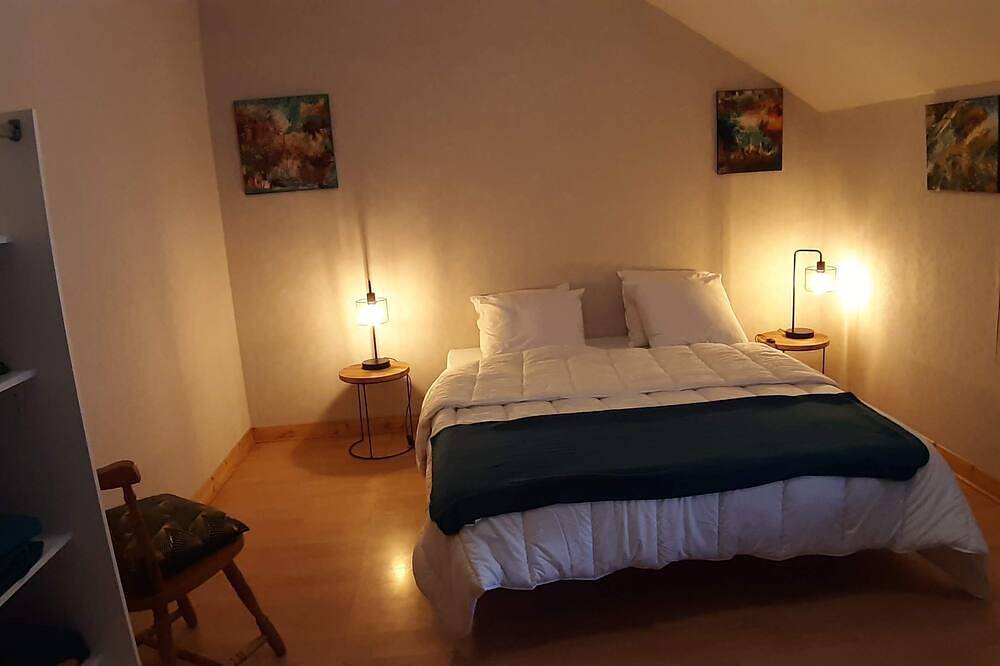 Bourg Center, Furnished Accommodation 4 People, 50 m from the communal pond in Lailly-en-Val, Sologne