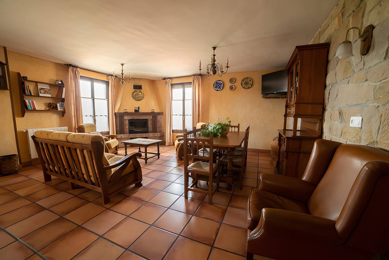 Casa de vacaciones 'Chanin I -Ii' con jardín privado, balcón y Wi-Fi in Pinilla de los Barruecos, Provincia de Burgos