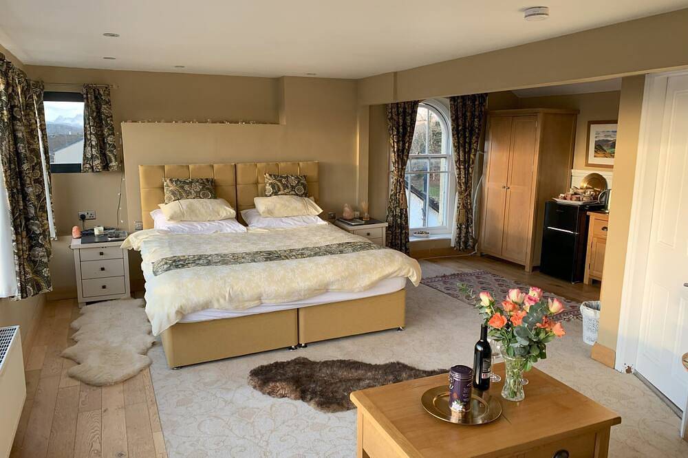 The Penthouse Bowness, Luxury Loft, Jacuzzi bath & Complimentary Lake View Spa in Bowness-on-Windermere, Lake District