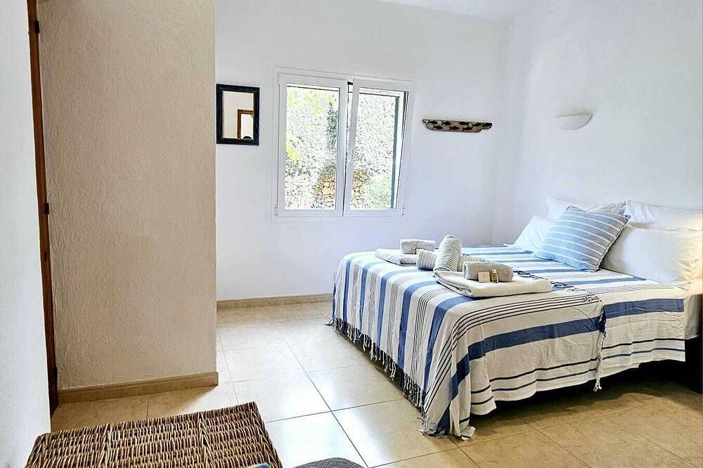 Secluded spacious villa mature gardens in Binibeca Nou private pool wifi aircon in Binibeca, Sant Lluís