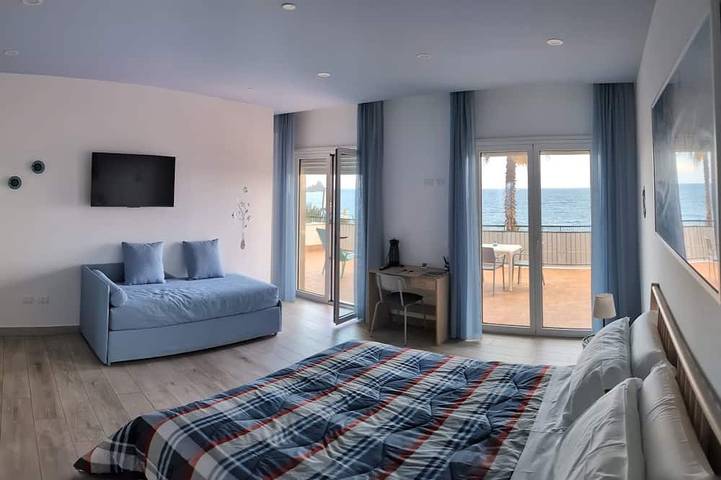 Entire apartment, Seafront apartment, between Mount Etna, Taormina, and Syracuse in Aci Castello (Borgo), Aci Castello