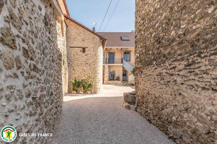 Gîte pour 8 personnes, avec Balcon ainsi que Terrasse et Jardin dans Venteuil