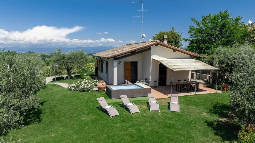 Villa con piscina per 2 persone, con giardino e terrazza nonché idromassaggio in Toscana