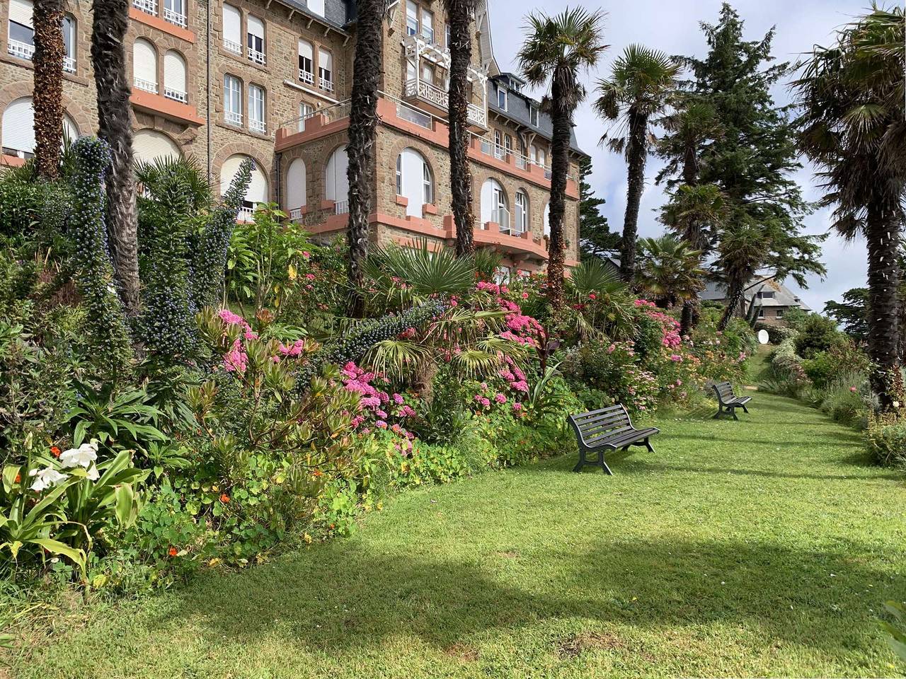 Appartement entier, Appartement idéalement situé à 100m  plage de Trestraou accès direct au Gr34/plage in Perros-Guirec, Côte de Granit Rose