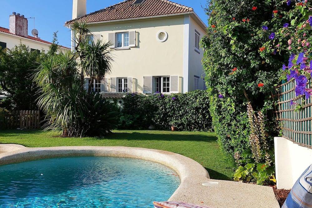 Traditional Villa  with pool and garden 15 minutes walk to sea front & beaches. in Cascais e Estoril, Costa de Lisboa