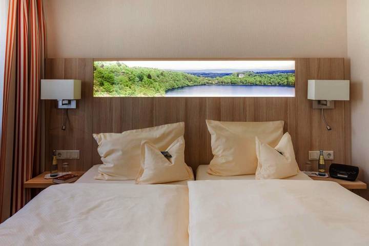 Hotel für 4 Personen, mit Garten und Ausblick sowie Seeblick und Sauna, mit Haustier in Schalkenmehren - 4