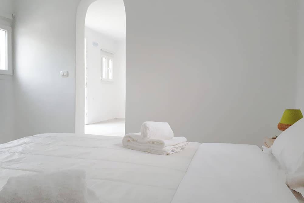 Almond Deluxe Suite with Pool in Santorini