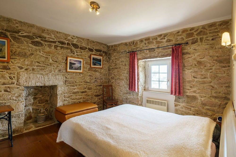 Schönes alleinstehendes Ferienhaus für 6 Leute mit  W-Lan, Tv, Terrasse und Haustiere erlaubt in Pointe du Raz, Plogoff